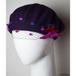 Fioletowy beret. Fioletowe berety damskie Pakamera, z aplikacjami, z wełny. Za 150,00 zł.