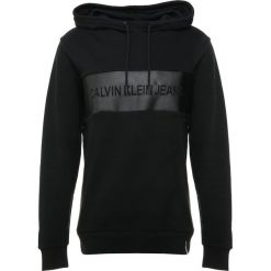 Calvin Klein Jeans STRIPE CORE LOGO HOODIE Bluza z kapturem black. Czarne bluzy męskie rozpinane Calvin Klein Jeans, m, z bawełny, z kapturem. Za 459,00 zł.