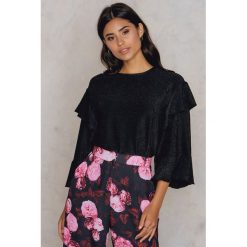 NA-KD Party Połyskujący top z falbanką na rękawach - Black. Czarne topy damskie NA-KD Party, bez wzorów, z elastanu, z falbankami. W wyprzedaży za 48,58 zł.