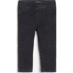 Legginsy jeansowe -. Legginsy damskie Reserved, bez wzorów, z jeansu. Za 39,99 zł.