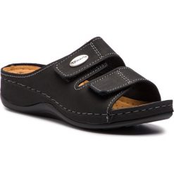 Klapki TAMARIS - 1-27510-22 Black 001. Czarne klapki damskie Tamaris, bez wzorów, ze skóry, bez obcasa. W wyprzedaży za 129,00 zł.