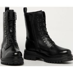 Tamaris - Workery. Czarne workery damskie Tamaris, z gumy, z okrągłym noskiem, bez obcasa, na obcasie, na zamek. Za 399,90 zł.