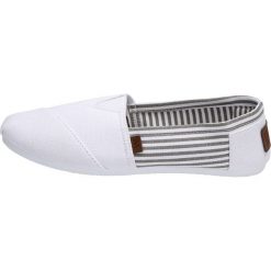 Białe tenisówki damskie WISHOT 32-065 SLIP ON. Białe trampki i tenisówki damskie Wishot, bez wzorów, bez zapięcia. W wyprzedaży za 40,00 zł.