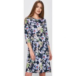 Answear - Sukienka Secret Garden. Różowe sukienki damskie ANSWEAR, na co dzień, s, w kwiaty, z elastanu, casualowe, z okrągłym kołnierzem, bez rękawów, mini, proste. W wyprzedaży za 59,90 zł.