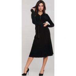 Czarna Sukienka Brendale. Czarne sukienki damskie Renee, na zimę, s, w prążki, z dzianiny, eleganckie, długie, midi, rozkloszowane. Za 169,99 zł.