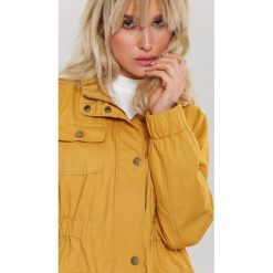 Żółta Kurtka Lola. Żółte kurtki damskie other, s, bez wzorów, casualowe, bez kaptura. Za 119,99 zł.