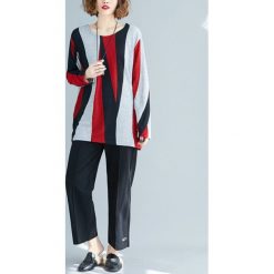 Sweter w kolorze szaro-granatowo-czerwonym ze wzorem. Szare swetry damskie Amato Rizzi, bez wzorów, ze splotem, z długim rękawem, długie, bez kaptura. W wyprzedaży za 114,95 zł.