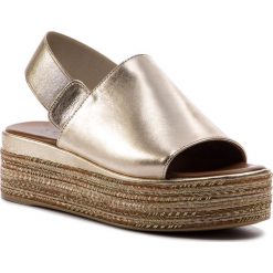 Espadryle INUOVO - 117014 Gold. Żółte espadryle damskie Inuovo, bez wzorów, ze skóry, bez obcasa. W wyprzedaży za 219,00 zł.