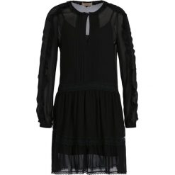 Sukienka letnia TwinSet 192TP2573. Czarne sukienki damskie Twinset, na lato, bez wzorów, z wiskozy, bez kołnierzyka, bez rękawów. W wyprzedaży za 469,00 zł.