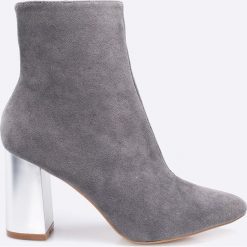 Public Desire - Botki. Szare buty zimowe damskie marki Public Desire, z materiału, na obcasie. W wyprzedaży za 99,90 zł.