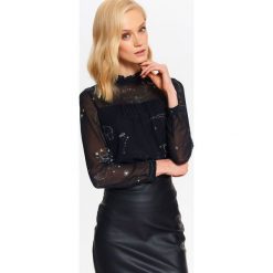Bluzka damska elegancka z nadrukiem. Czarne bluzki damskie Top Secret, z nadrukiem, z tiulu, eleganckie, ze stójką, z długim rękawem. W wyprzedaży za 39,99 zł.