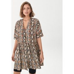 Sukienka w wężowy wzór - Beżowy. Brązowe sukienki damskie House, xl, bez wzorów, bez kołnierzyka, bez rękawów. W wyprzedaży za 59,99 zł.