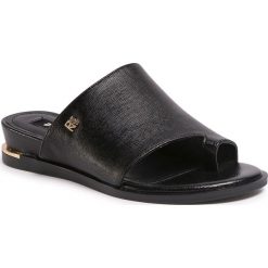 Japonki DKNY - Daz K1042338 Black. Czarne klapki damskie DKNY, bez wzorów, ze skóry ekologicznej, bez obcasa, na obcasie. W wyprzedaży za 489,00 zł.