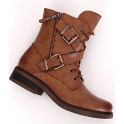 Brązowe Botki militarne workery camel C581 Camel. Pomarańczowe botki damskie ButyModne, ze skóry ekologicznej, militarne, bez obcasa, na płaskiej podeszwie, z paskami. W wyprzedaży za 98,84 zł.