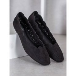 AŻurowe baleriny. Baleriny damskie SMALL SWAN, bez wzorów, z zamszu, bez obcasa. W wyprzedaży za 49,90 zł.
