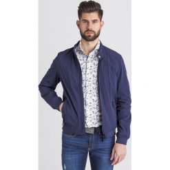KURTKA CUMMUTER Guess. Niebieskie płaszcze męskie Guess, xxl, z aplikacjami, bez kaptura. Za 340,00 zł.