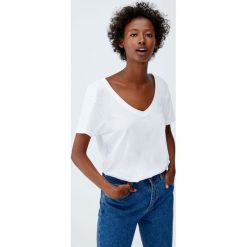 Koszulka basic z dekoltem w serek. Białe t-shirty damskie Pull&Bear, z dekoltem w serek. Za 29,90 zł.