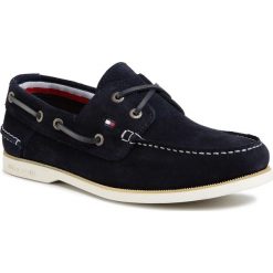Mokasyny TOMMY HILFIGER - Classic Suede Boatshoe FM0FM02736 Desert Sky DW5. Niebieskie mokasyny męskie TOMMY HILFIGER, na co dzień, bez wzorów, ze skóry, bez zapięcia. W wyprzedaży za 359,00 zł.