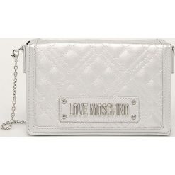 Love Moschino - Torebka. Szare listonoszki damskie Love Moschino, w paski, ze skóry ekologicznej, na ramię, małe, z aplikacjami. W wyprzedaży za 379,90 zł.