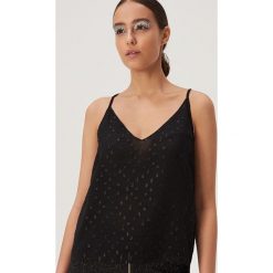 Top na cienkich ramiączkach - Czarny. Czarne topy damskie Sinsay, s, bez wzorów, bez kołnierzyka. Za 39,99 zł.