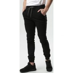 Czarne Spodnie Maisha. Czarne spodnie męskie Born2be, m, bez wzorów, z tkaniny, sportowe. Za 129,99 zł.
