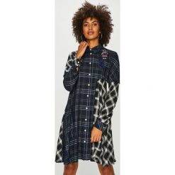 Desigual - Sukienka. Niebieskie sukienki damskie Desigual, na co dzień, m, bez wzorów, z wiskozy, casualowe, z asymetrycznym kołnierzem, z długim rękawem, długie, maxi, asymetryczne. W wyprzedaży za 349,90 zł.