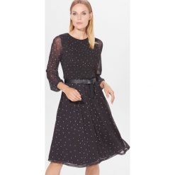 Rozkloszowana sukienka w groszki - Czarny. Czarne sukienki damskie Mohito, s, w grochy, bez kołnierzyka, bez rękawów, rozkloszowane. Za 139,99 zł.