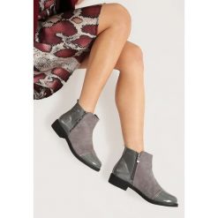 Szare Botki Lonely Teardrops. Szare botki damskie Renee, z futra, bez obcasa, na płaskiej podeszwie, na zamek. Za 79,99 zł.