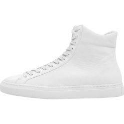 Filippa K M. MORGAN Sneakersy wysokie white. Białe sneakersy męskie marki Filippa K, bez wzorów, ze skóry, bez zapięcia. W wyprzedaży za 707,85 zł.