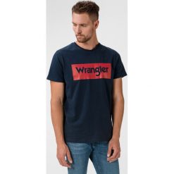 Wrangler Koszulka Niebieski. Niebieskie podkoszulki męskie Wrangler, xl, z nadrukiem, z bawełny, z krótkim rękawem. Za 85,95 zł.