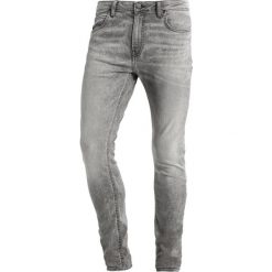 Lee MALONE Jeans Skinny Fit silver cloud. Szare rurki męskie Lee. W wyprzedaży za 246,75 zł.