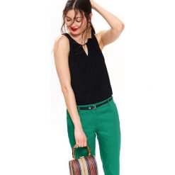 BLUZKA BEZ RĘKAWÓW. Czarne bluzki damskie Top Secret, bez wzorów, eleganckie, z okrągłym kołnierzem, bez rękawów. Za 49,99 zł.