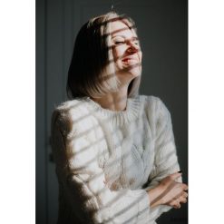 Wełniany sweter w warkocze écru. Swetry damskie Pakamera, bez wzorów, z wełny, z krótkim rękawem, krótkie, bez kaptura. Za 340,00 zł.