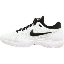 Nike Performance AIR ZOOM CAGE 3 HC Obuwie do tenisa Outdoor white/black. Białe buty trekkingowe męskie marki Nike Performance, z tworzywa sztucznego, outdoorowe. W wyprzedaży za 466,65 zł.