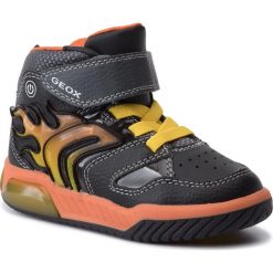 Sneakersy GEOX - J Inek B. C J949CC 0BU11 C0038 M Black/Orange. Czarne trampki chłopięce Geox, bez wzorów, ze skóry ekologicznej, bez zapięcia. W wyprzedaży za 199,00 zł.