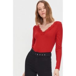 Bluzka z koronką - Czerwony. Czerwone bluzki damskie House, s, w koronkowe wzory, z koronki, bez kołnierzyka, bez rękawów. Za 39,99 zł.