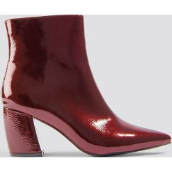 NA-KD Shoes Lakierowane botki na średnim obcasie - Red. Czerwone botki damskie NA-KD Shoes, z lakierowanej skóry, klasyczne, na średnim obcasie, na obcasie, bez zapięcia. Za 202,95 zł.
