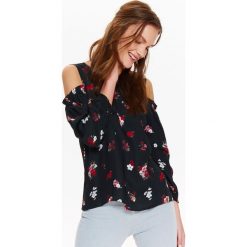 Bluzka damska w kwiatowy wzór, z odsłoniętymi ramionami i wiązaniem na plecach. Czarne bluzki damskie Top Secret, w kwiaty, eleganckie, z dekoltem na plecach, bez rękawów. W wyprzedaży za 49,99 zł.