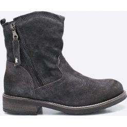 Tamaris - Botki. Czarne buty zimowe damskie marki Tamaris, z materiału, z okrągłym noskiem, na obcasie. W wyprzedaży za 169,90 zł.