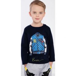 Granatowa bluzka chłopięca z aplikacją NDZ9052. Szare t-shirty chłopięce marki Fasardi, z aplikacjami. Za 59,00 zł.