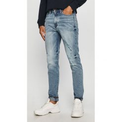 Guess Jeans - Jeansy Drake. Niebieskie jeansy męskie Guess Jeans, m, z aplikacjami. Za 419,90 zł.