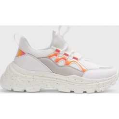 Kazar Studio - Buty. Białe buty sportowe damskie Kazar Studio, z gumy. W wyprzedaży za 239,90 zł.