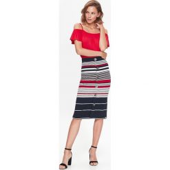 Spódnica ołówkowa w pasy, z guzikami. Spódniczki damskie Top Secret, na zimę, w paski, z dzianiny, eleganckie, ołówkowe. W wyprzedaży za 49,99 zł.
