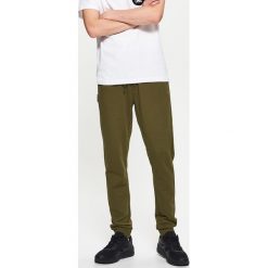 Dresowe joggery - Khaki. Brązowe bez kategorii marki Cropp, z dresówki. W wyprzedaży za 39,99 zł.