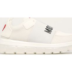 Love Moschino - Buty. Białe sneakersy damskie Love Moschino, z gumy. W wyprzedaży za 539,90 zł.