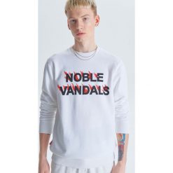 Bluza z kolekcji Noble Vandals - Biały. Białe bluzy męskie Cropp, s, bez wzorów, bez kołnierzyka, bez rękawów, bez kaptura. W wyprzedaży za 69,99 zł.