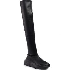 Muszkieterki VERSACE JEANS COUTURE - E0VUBSC3 71157 899. Czarne kozaki damskie z jeansu, na wysokim obcasie. W wyprzedaży za 459,00 zł.