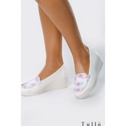 Białe Koturny Perky. Białe koturny damskie Born2be, bez obcasa, na koturnie, bez zapięcia. W wyprzedaży za 39,99 zł.