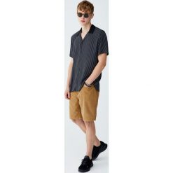 Koszula z wiskozy z kontrastowym kołnierzykiem. Czarne koszule męskie Pull&Bear, m, bez wzorów, z wiskozy, z kontrastowym kołnierzykiem, bez rękawów. Za 62,90 zł.