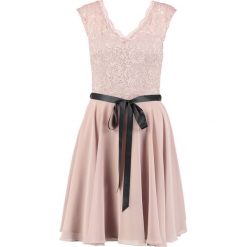 Swing Sukienka koktajlowa taupe. Szare sukienki damskie marki Swing, bez wzorów, z poliesteru, wizytowe, bez kołnierzyka, bez rękawów. W wyprzedaży za 345,95 zł.